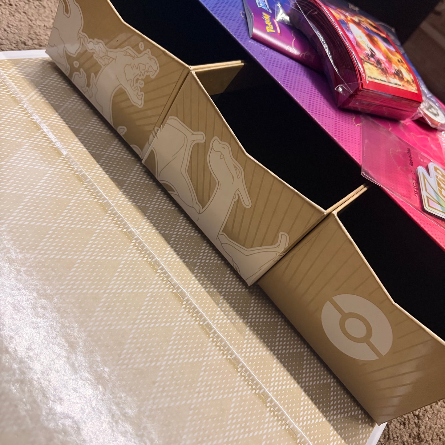 POKÉMON CHARIZARD ULTRA PREMIUM COLLECTION – BOX & ACCESSORIES